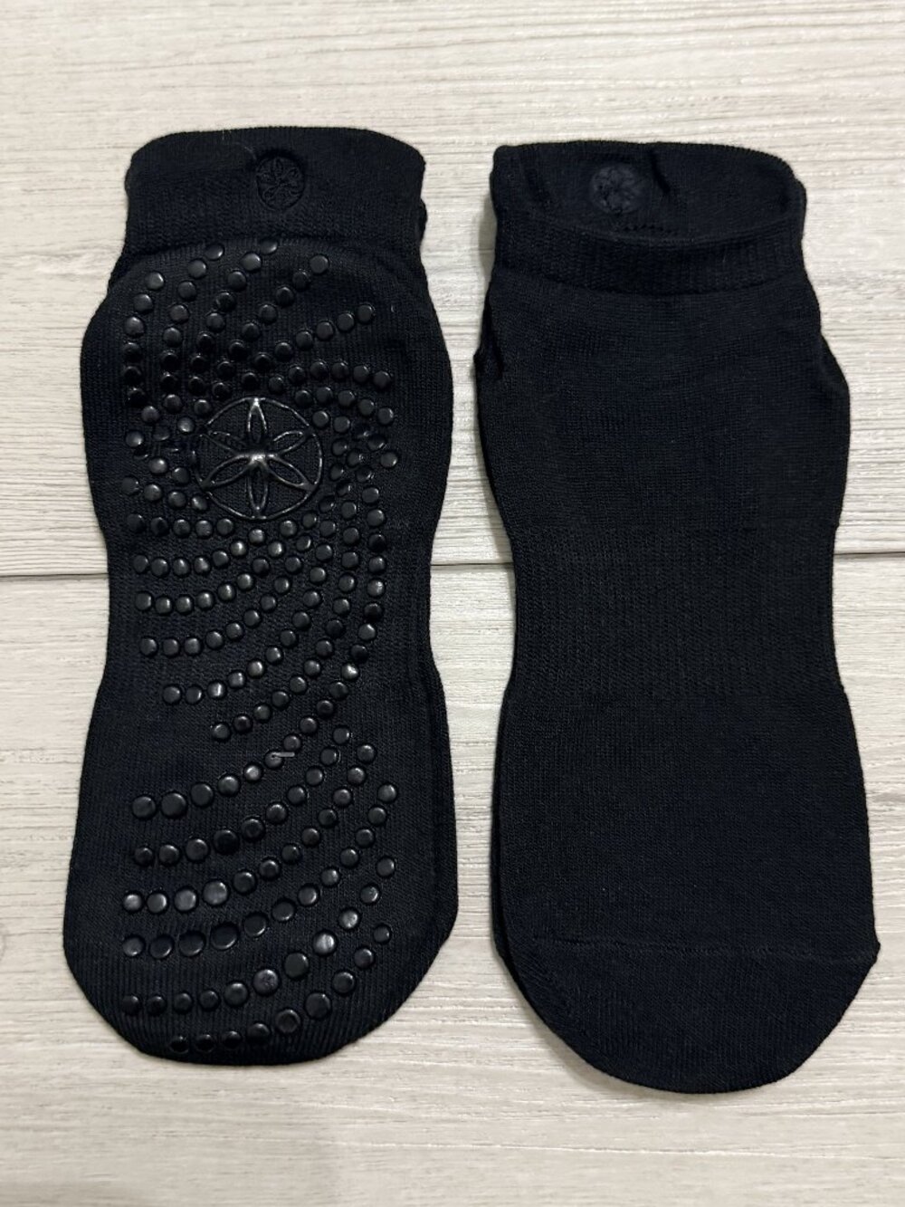 Gaiam Non-Slip Grip Socks Yoga Pilates Barre Low Cut 1 Pair Black NEW